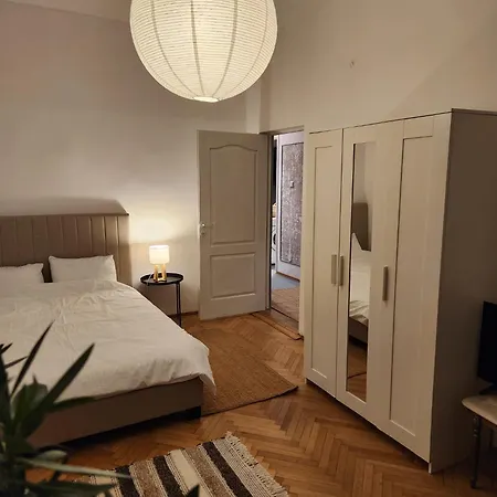 Pi 1 - In The Heart Of Bucharest, Amazing Location, Cozy, Sleeps 4 Apartment
