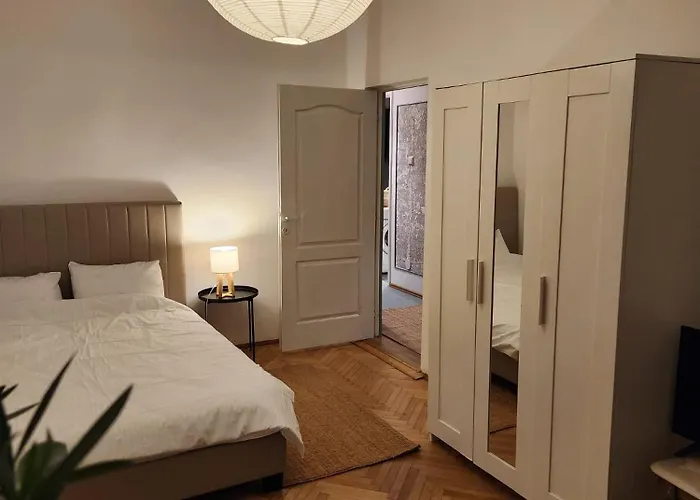 Pi 1 - In The Heart Of Bucharest, Amazing Location, Cozy, Sleeps 4 Апартаменты