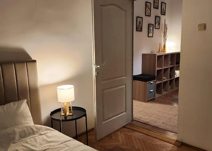 Pi 1 - In The Heart Of Bucharest, Amazing Location, Cozy, Sleeps 4 Бухарест