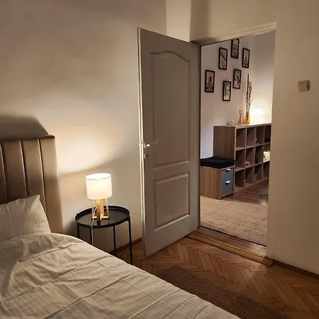 Pi 1 - In The Heart Of Bucharest, Amazing Location, Cozy, Sleeps 4 بوخارست