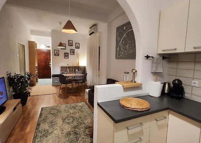 Pi 1 - In The Heart Of Bucharest, Amazing Location, Cozy, Sleeps 4